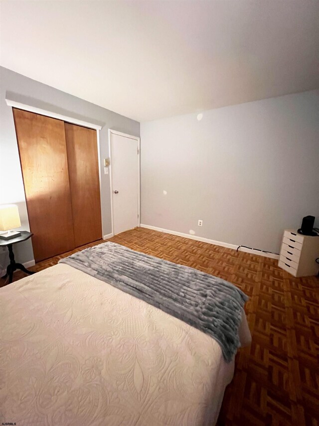 bedroom with baseboards and a closet