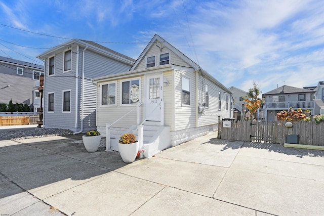 view of front facade with entry steps and fence