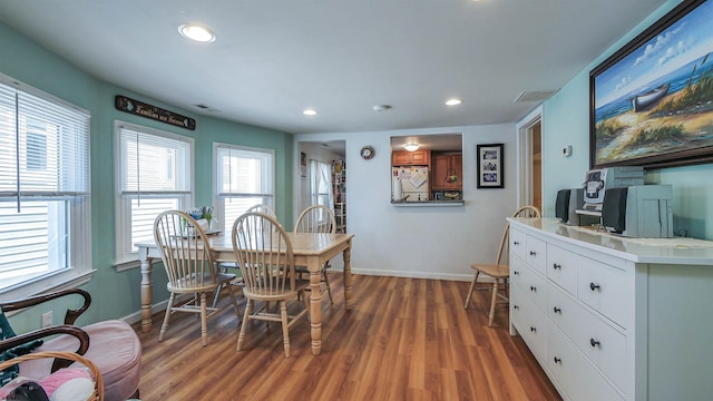 dining room with dark wood-style floors, recessed lighting, visible vents, and baseboards