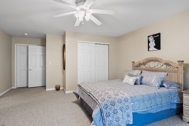 bedroom featuring light carpet, ceiling fan, baseboards, and a closet