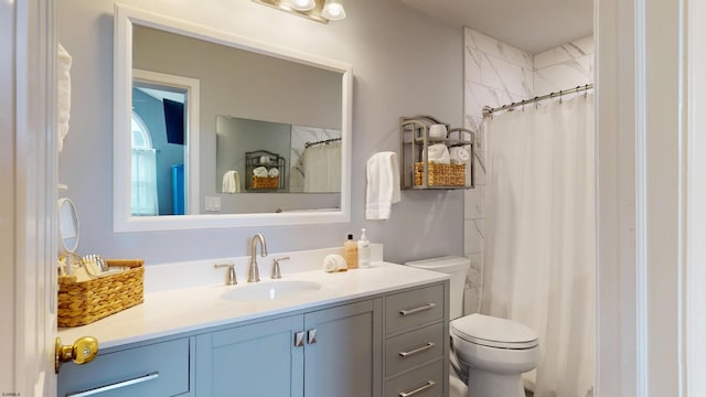 full bath featuring a shower with curtain, vanity, and toilet