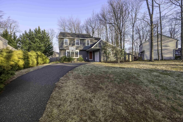 view of front of house with driveway and a front yard