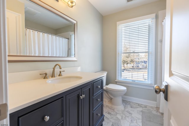 full bathroom featuring toilet, visible vents, vanity, and baseboards