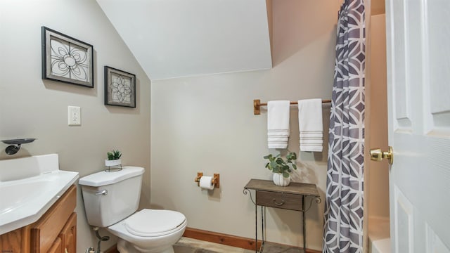 full bath featuring baseboards, toilet, lofted ceiling, curtained shower, and vanity