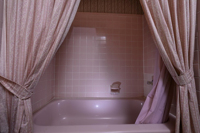 full bathroom featuring shower / bathtub combination with curtain