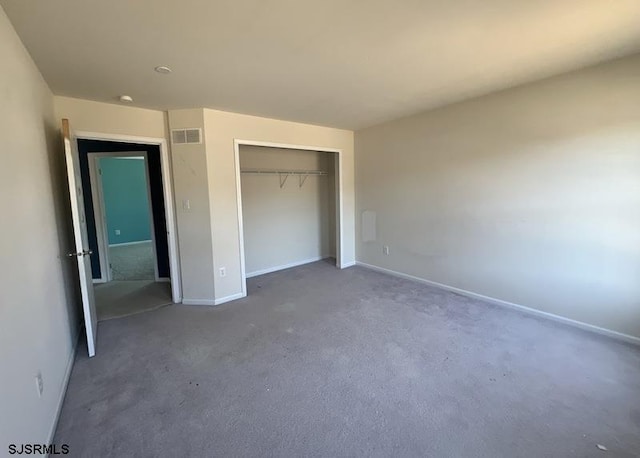 unfurnished bedroom featuring carpet, baseboards, visible vents, and a closet