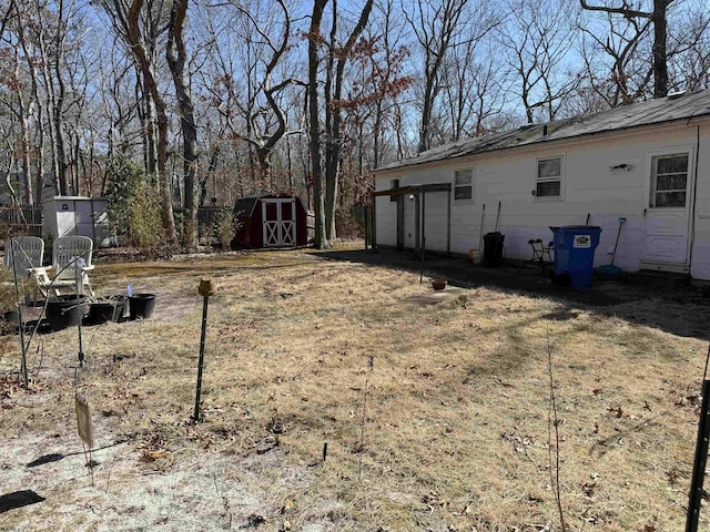 view of yard featuring an outdoor structure and a storage unit