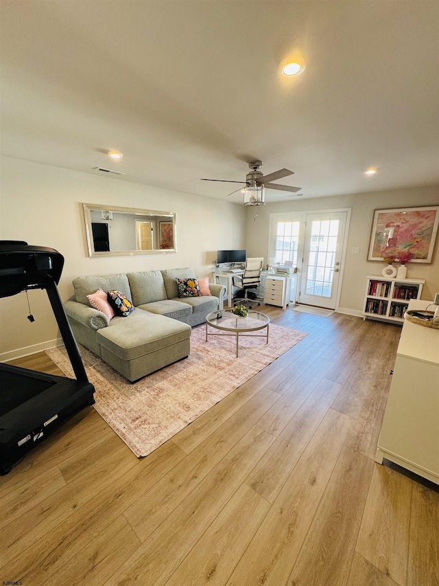 living area featuring visible vents, baseboards, ceiling fan, hardwood / wood-style floors, and recessed lighting