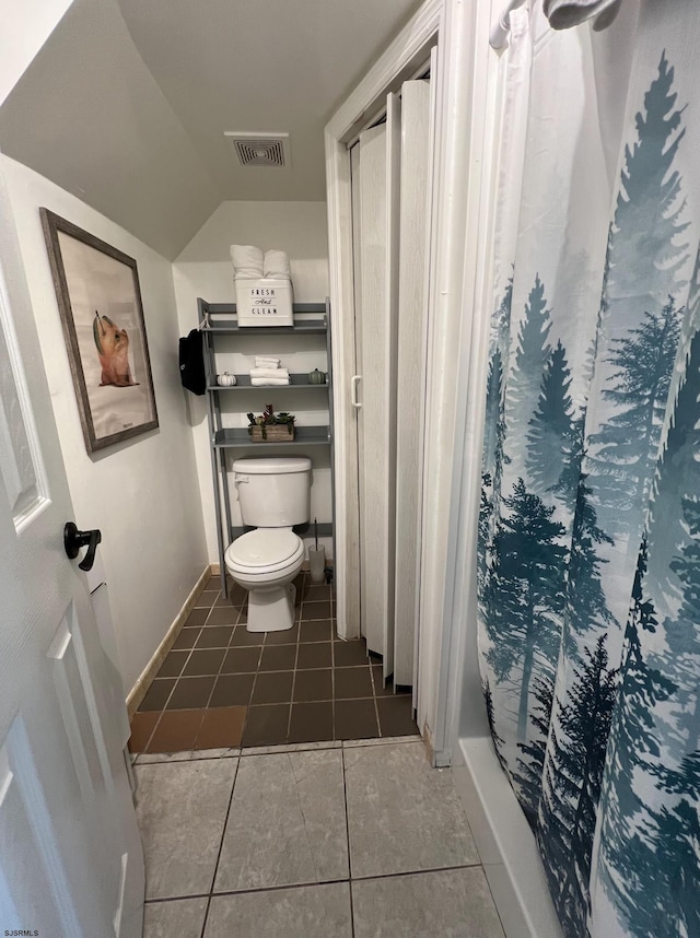 full bath with visible vents, toilet, curtained shower, tile patterned flooring, and vaulted ceiling