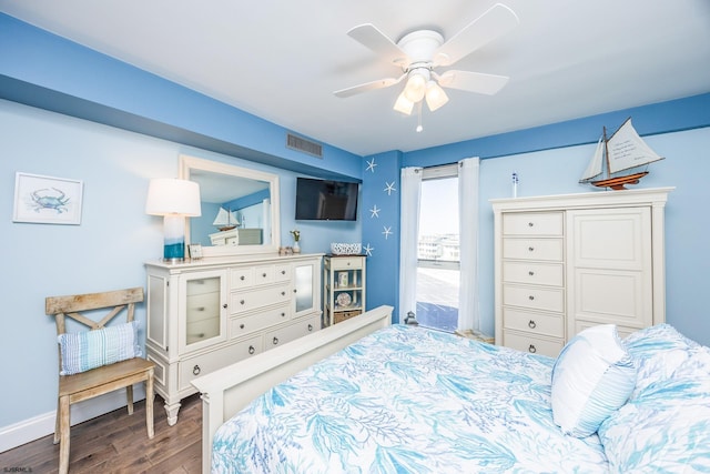 bedroom featuring dark wood-style floors, baseboards, visible vents, and ceiling fan