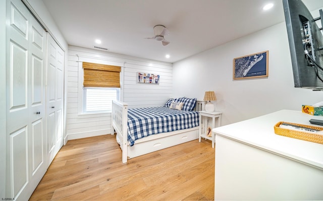 bedroom featuring light wood-style floors, visible vents, a closet, and recessed lighting