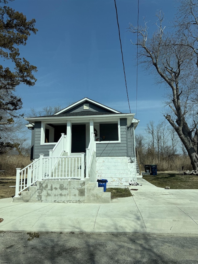 view of front of property featuring covered porch