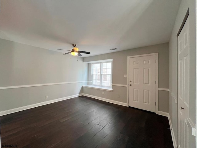 foyer entrance with dark wood-style floors, visible vents, baseboards, and ceiling fan