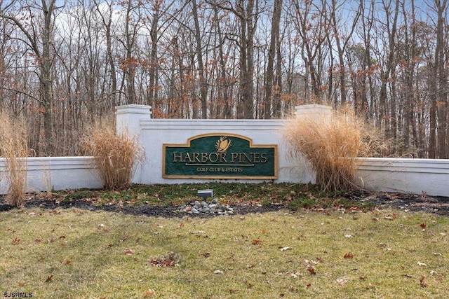 community sign with a yard