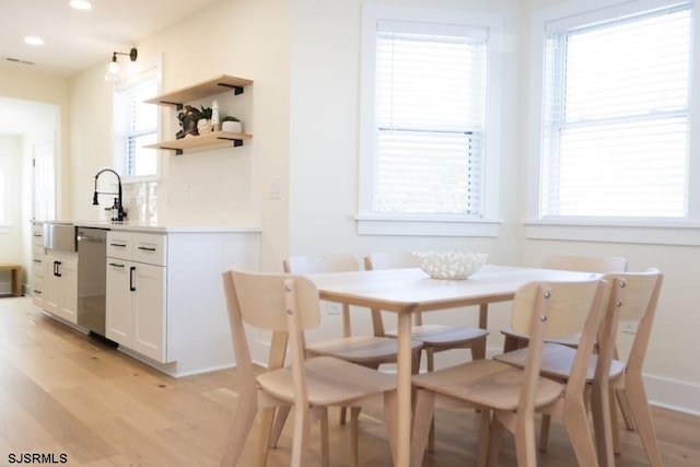 dining area featuring light wood finished floors, baseboards, and recessed lighting