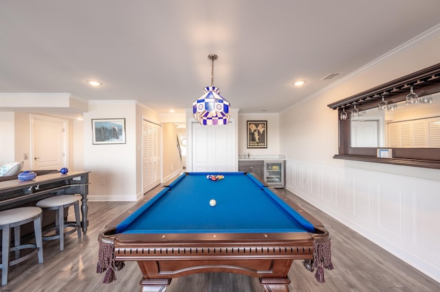 game room featuring visible vents, wine cooler, wood finished floors, crown molding, and recessed lighting