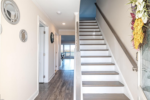 stairway featuring recessed lighting, crown molding, baseboards, and wood finished floors