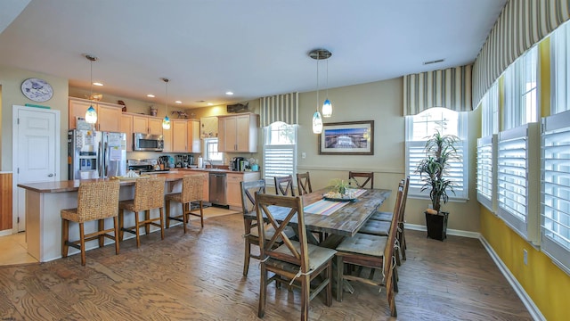 dining space featuring light wood-type flooring, recessed lighting, visible vents, and baseboards