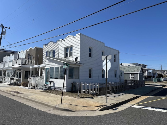 townhome / multi-family property featuring fence