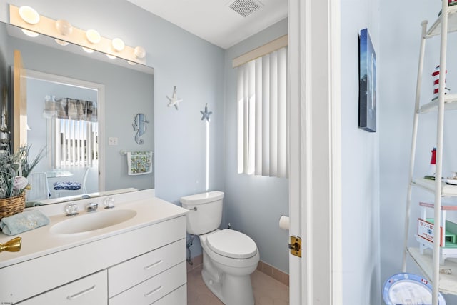 bathroom with visible vents, toilet, vanity, ensuite bath, and baseboards