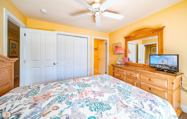 bedroom with a ceiling fan, a closet, and baseboards