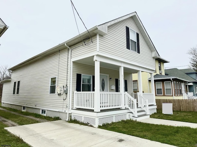 view of front facade featuring a front lawn and a porch