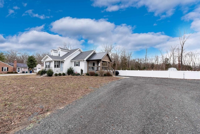 view of front of home featuring a porch, a gate, and fence