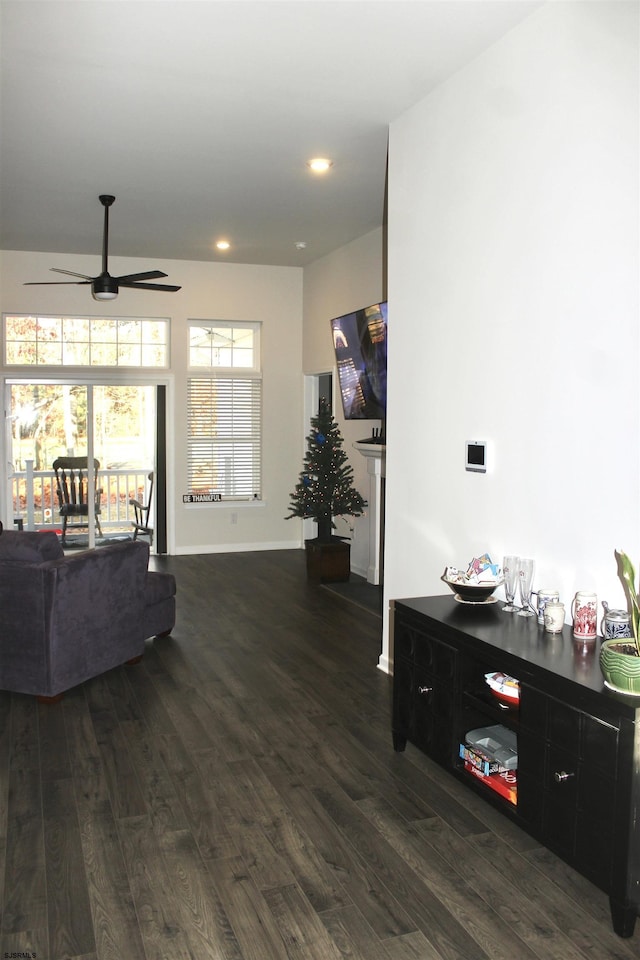 living area featuring dark wood-type flooring, recessed lighting, a ceiling fan, and baseboards