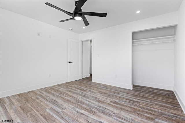 unfurnished bedroom with baseboards, recessed lighting, wood finished floors, a closet, and a ceiling fan