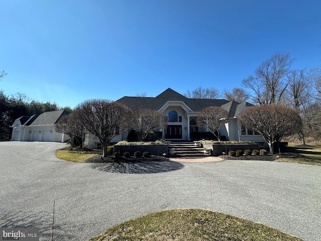 view of front facade with stucco siding and driveway