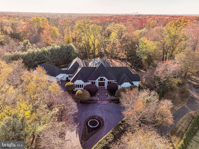 birds eye view of property featuring a wooded view