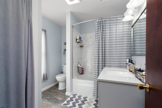 full bathroom featuring baseboards, toilet, wood finished floors, shower / bath combination with curtain, and vanity