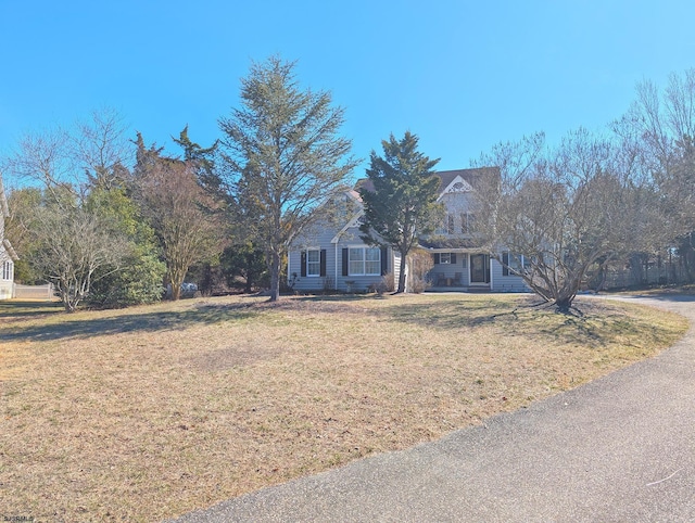 view of front of home featuring a front yard