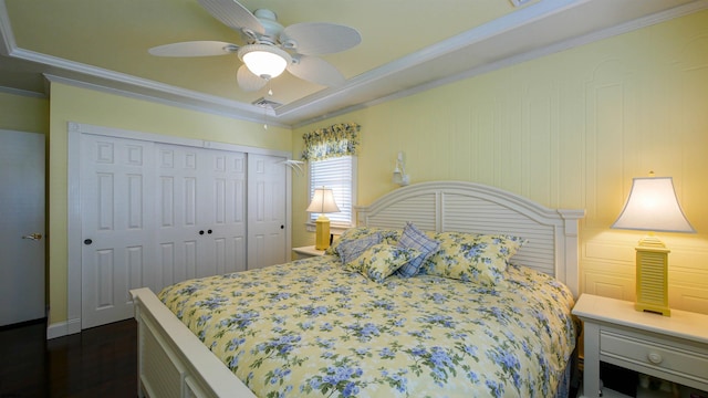 bedroom featuring a ceiling fan, crown molding, visible vents, and a closet