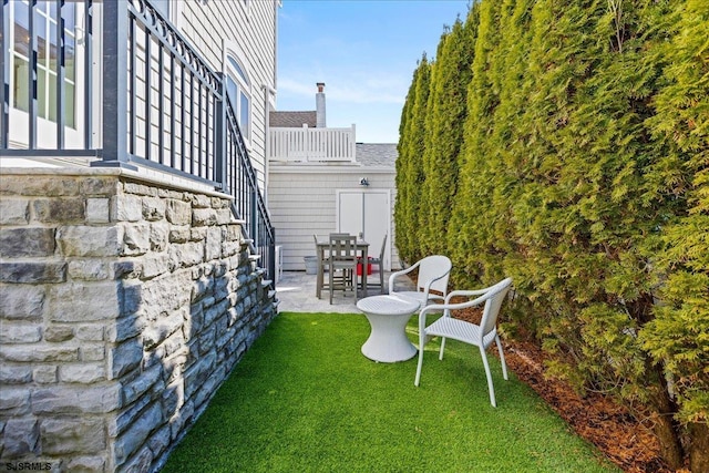 view of yard featuring a patio