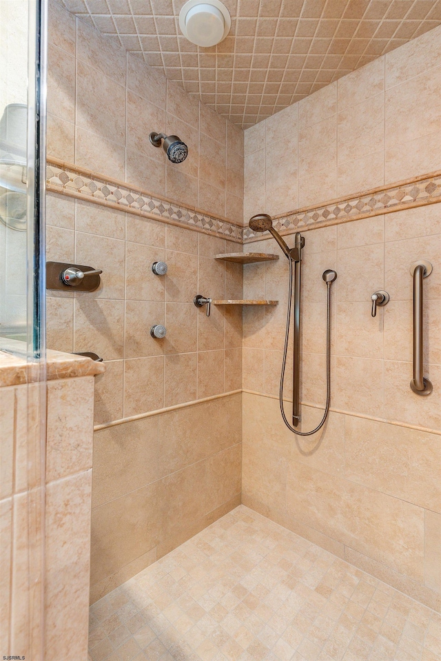 full bathroom featuring a tile shower