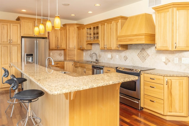 kitchen with a sink, stainless steel appliances, custom exhaust hood, and dark wood-style flooring