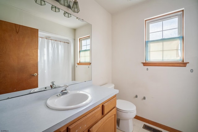 bathroom featuring vanity, a shower with curtain, baseboards, visible vents, and toilet