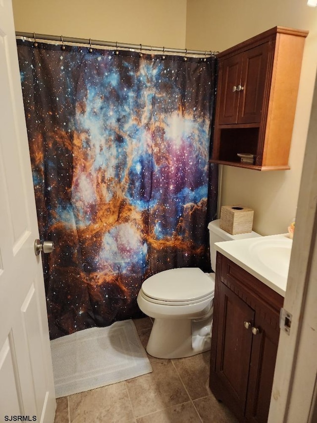 full bathroom featuring tile patterned floors, a shower with curtain, toilet, and vanity