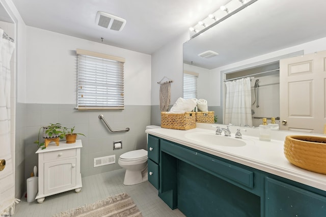 full bathroom featuring visible vents, tile walls, and wainscoting