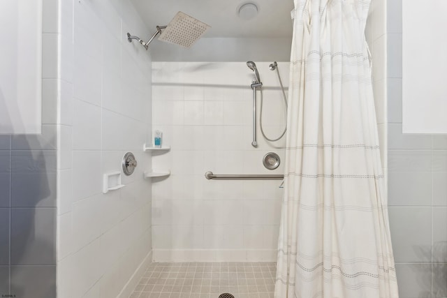 bathroom featuring a tile shower