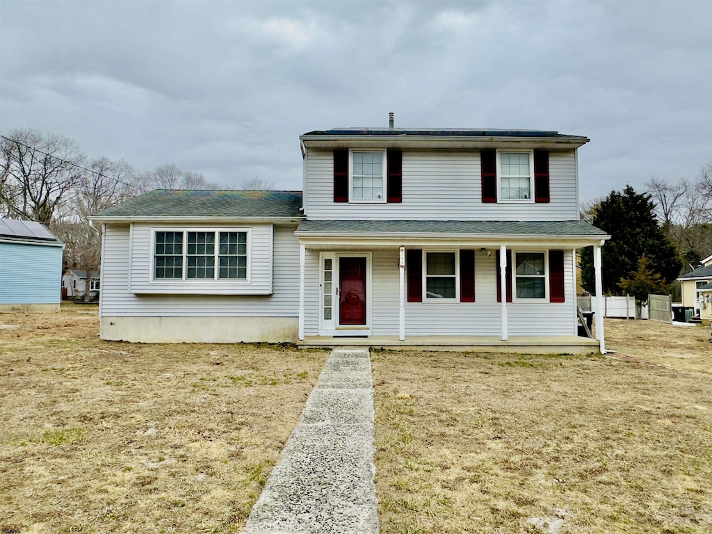 view of front facade featuring a front yard and covered porch