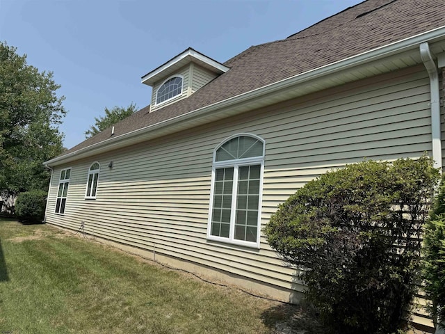 view of side of property featuring a lawn