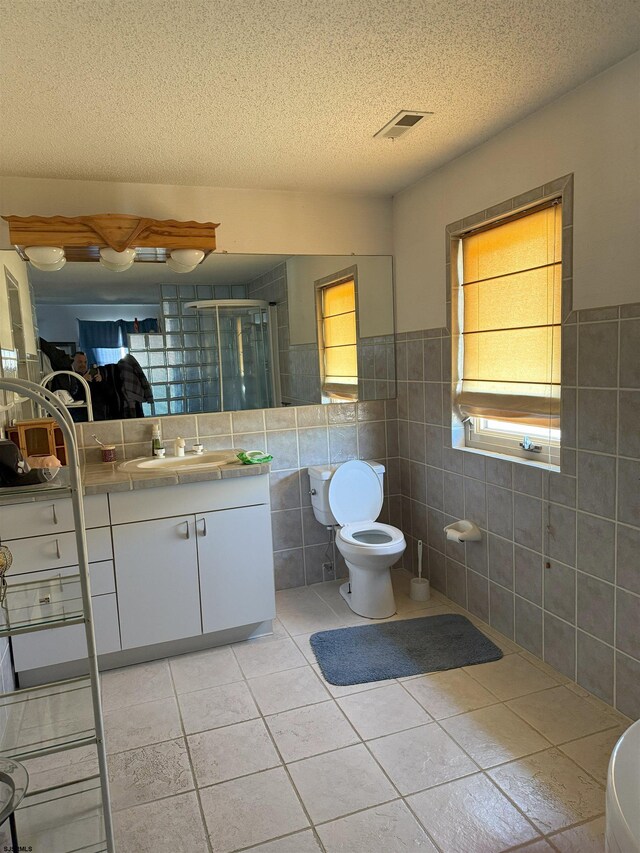 602 N Dorset Ave, Ventnor, NJ 08406 - bathroom with a textured ceiling, visible vents, toilet, vanity, and a stall shower
