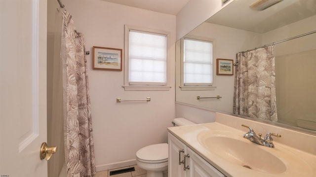 bathroom featuring visible vents, baseboards, toilet, a shower with curtain, and vanity