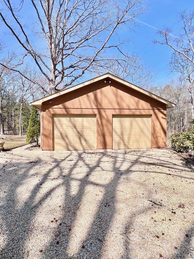 detached garage featuring gravel driveway