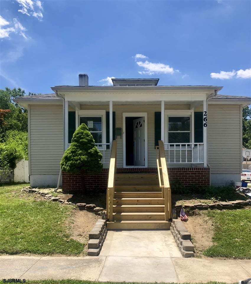 bungalow-style home featuring covered porch