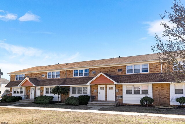 multi unit property featuring a shingled roof
