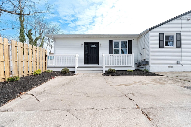 28 W Thompson Ave, Pleasantville, NJ 08232 - view of front of home featuring crawl space, fence, and a porch