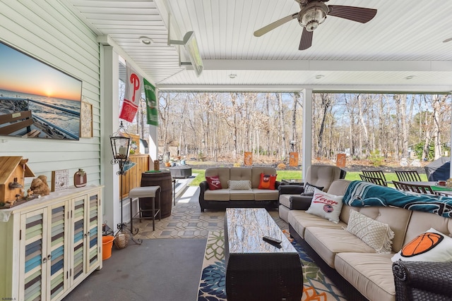 sunroom / solarium with outdoor lounge area and a ceiling fan